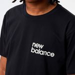 New-Balance-GrA¡fica-NB-Essentials-1-remera-mangas-corta-negra---L-3